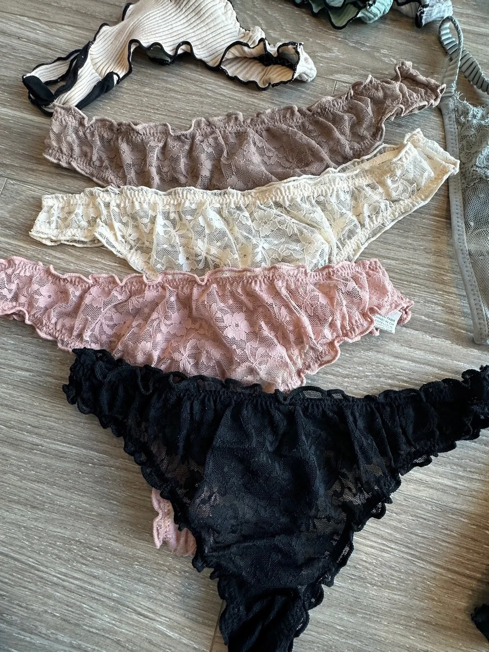 Thongs! - Picture 5 of 14